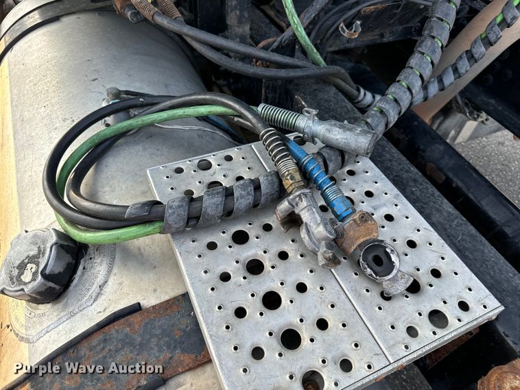 image for item OF9898 2012 Freightliner  Cascadia semi truck