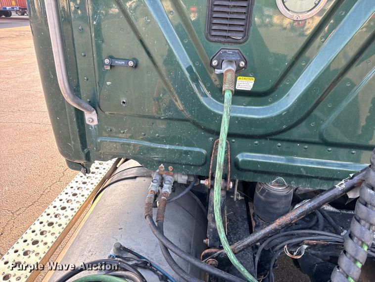 image for item OF9898 2012 Freightliner  Cascadia semi truck