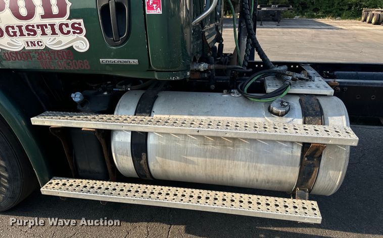 image for item OF9898 2012 Freightliner  Cascadia semi truck