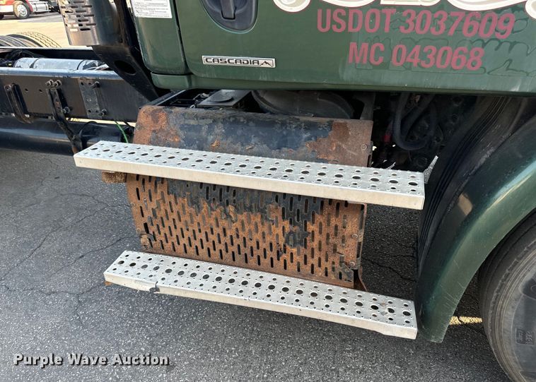 image for item OF9898 2012 Freightliner  Cascadia semi truck