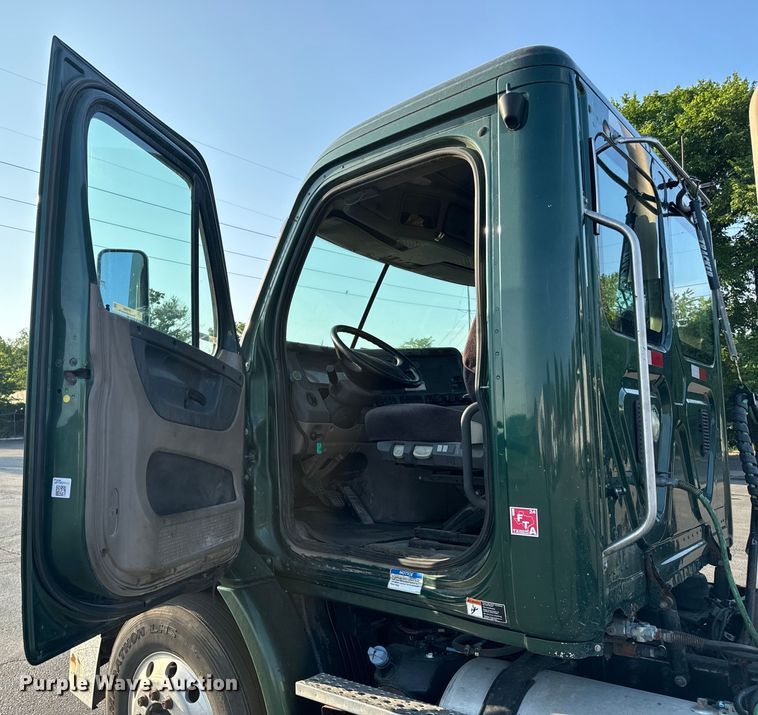 image for item OF9898 2012 Freightliner  Cascadia semi truck