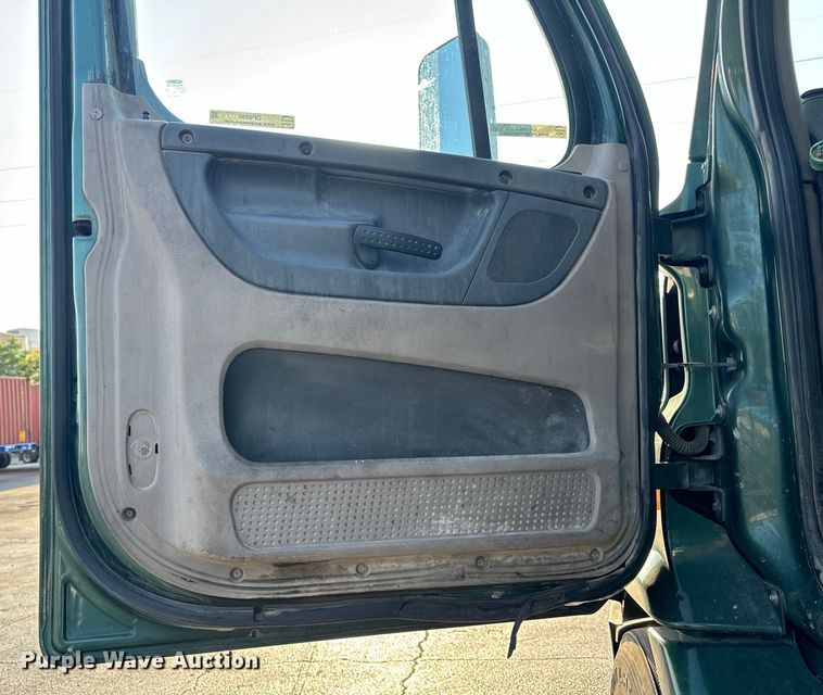 image for item OF9898 2012 Freightliner  Cascadia semi truck