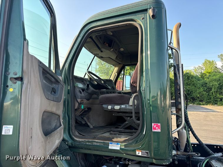 image for item OF9898 2012 Freightliner  Cascadia semi truck