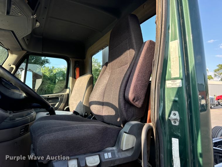 image for item OF9898 2012 Freightliner  Cascadia semi truck