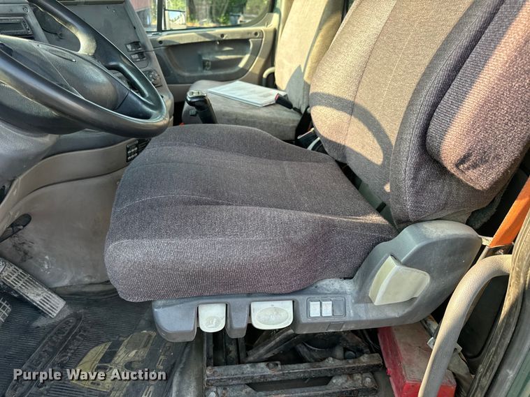 image for item OF9898 2012 Freightliner  Cascadia semi truck