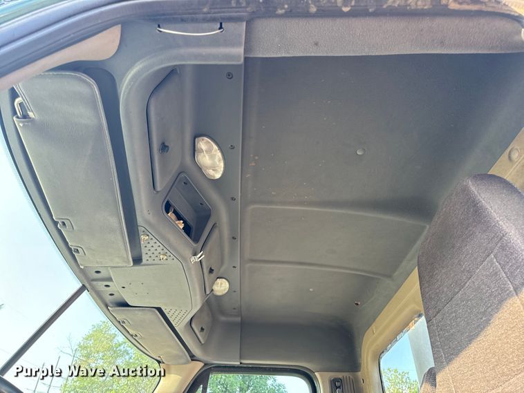 image for item OF9898 2012 Freightliner  Cascadia semi truck