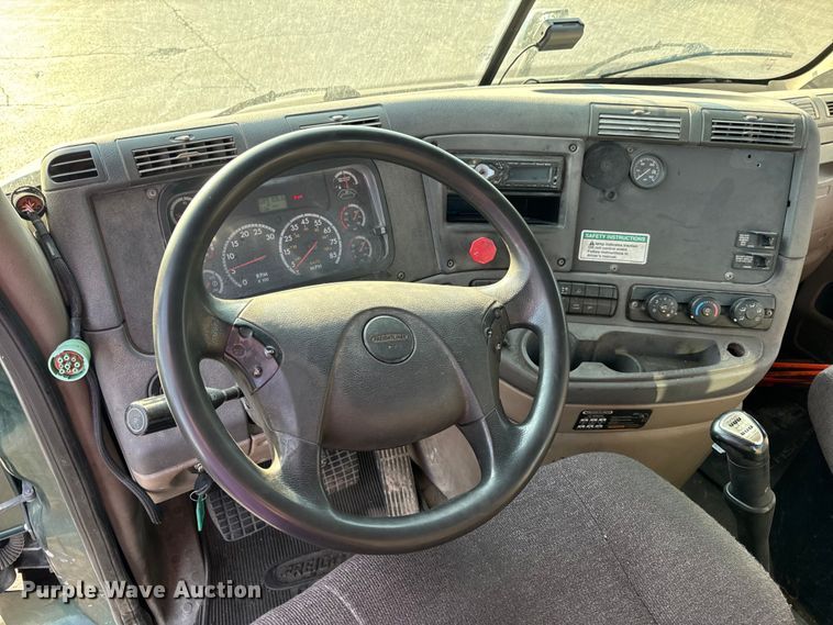 image for item OF9898 2012 Freightliner  Cascadia semi truck