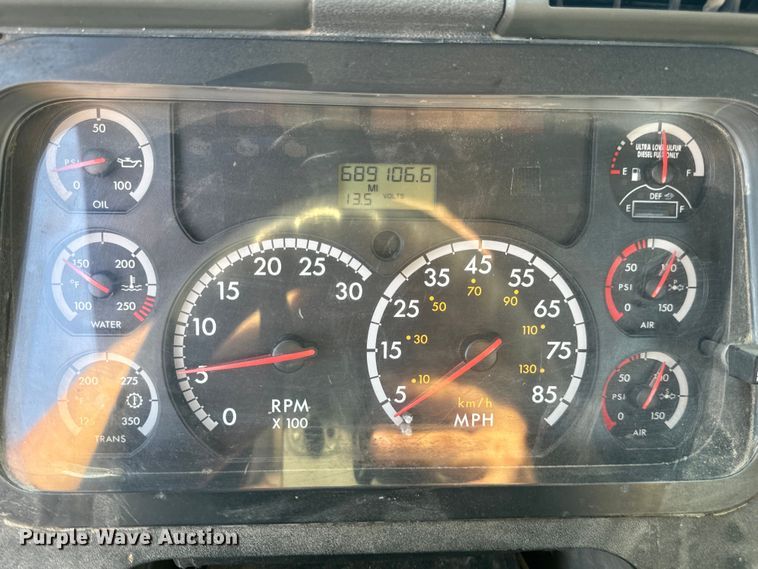 image for item OF9898 2012 Freightliner  Cascadia semi truck