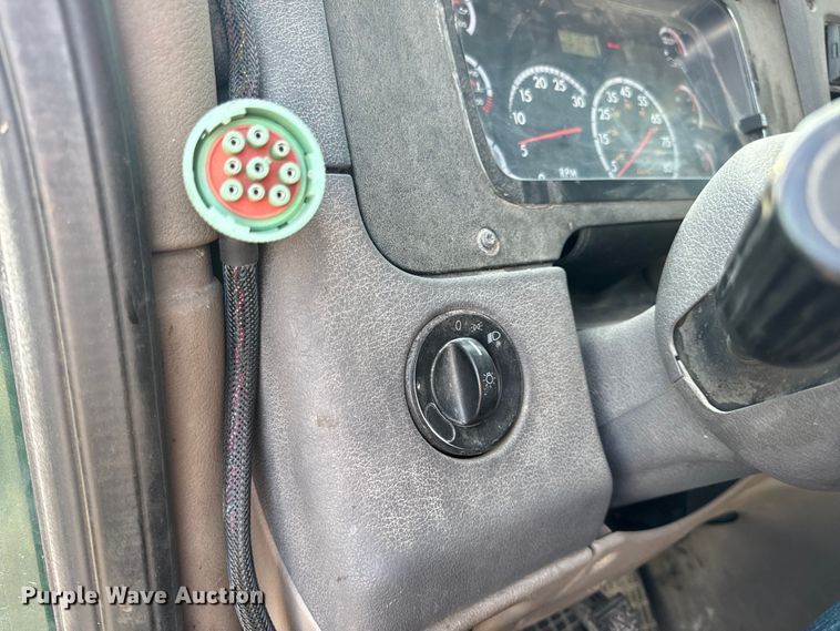 image for item OF9898 2012 Freightliner  Cascadia semi truck