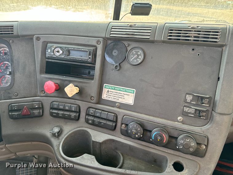 image for item OF9898 2012 Freightliner  Cascadia semi truck