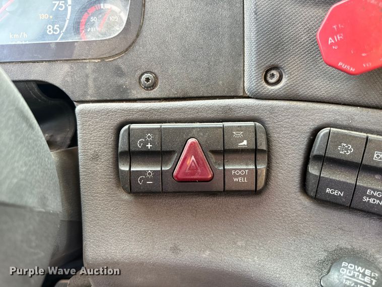 image for item OF9898 2012 Freightliner  Cascadia semi truck