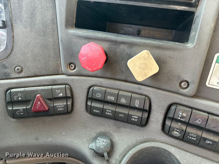 image for item OF9898 2012 Freightliner  Cascadia semi truck