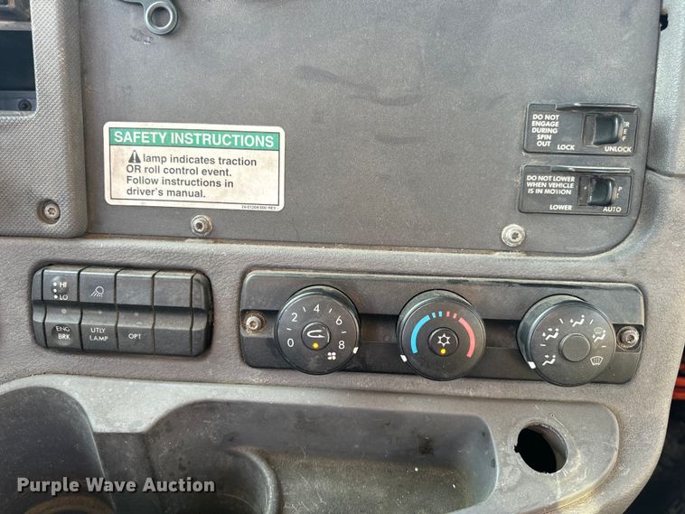 image for item OF9898 2012 Freightliner  Cascadia semi truck