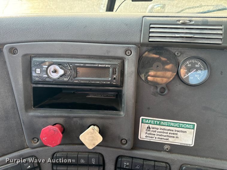 image for item OF9898 2012 Freightliner  Cascadia semi truck