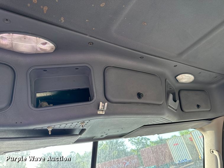 image for item OF9898 2012 Freightliner  Cascadia semi truck