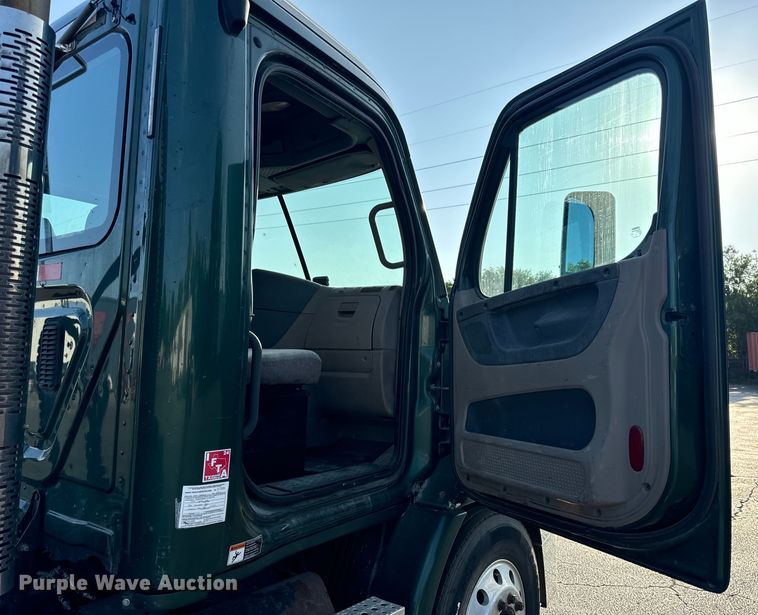 image for item OF9898 2012 Freightliner  Cascadia semi truck