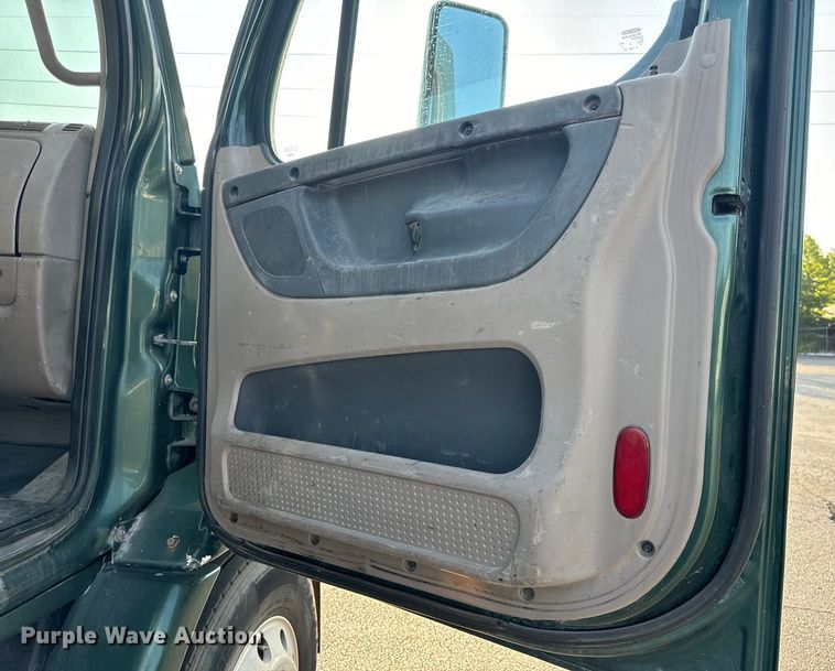 image for item OF9898 2012 Freightliner  Cascadia semi truck