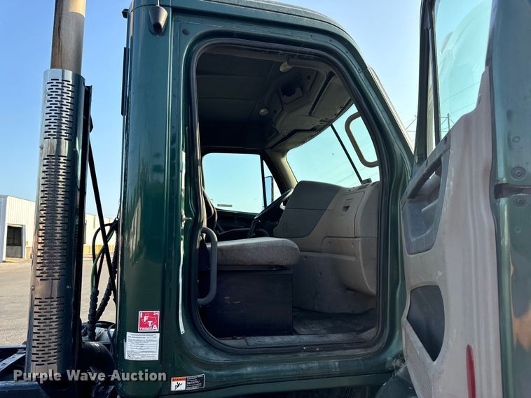 image for item OF9898 2012 Freightliner  Cascadia semi truck