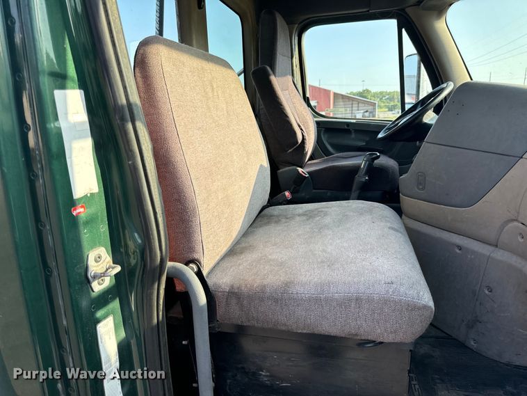 image for item OF9898 2012 Freightliner  Cascadia semi truck