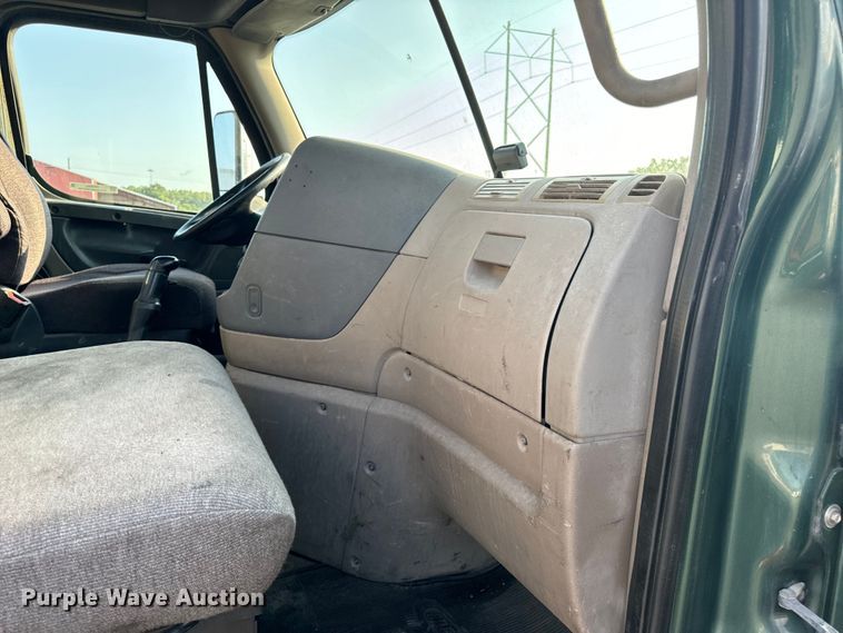 image for item OF9898 2012 Freightliner  Cascadia semi truck