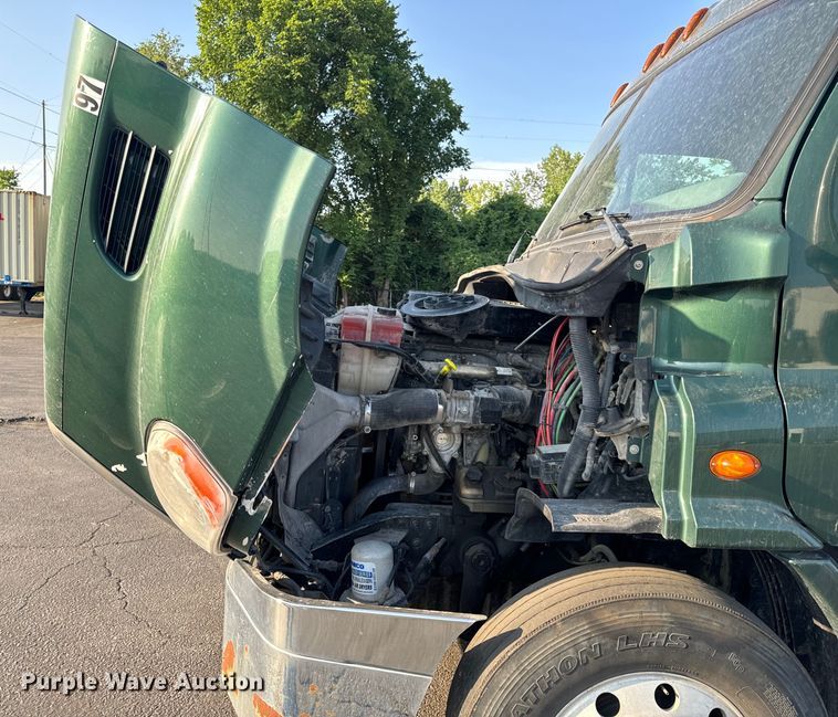 image for item OF9898 2012 Freightliner  Cascadia semi truck