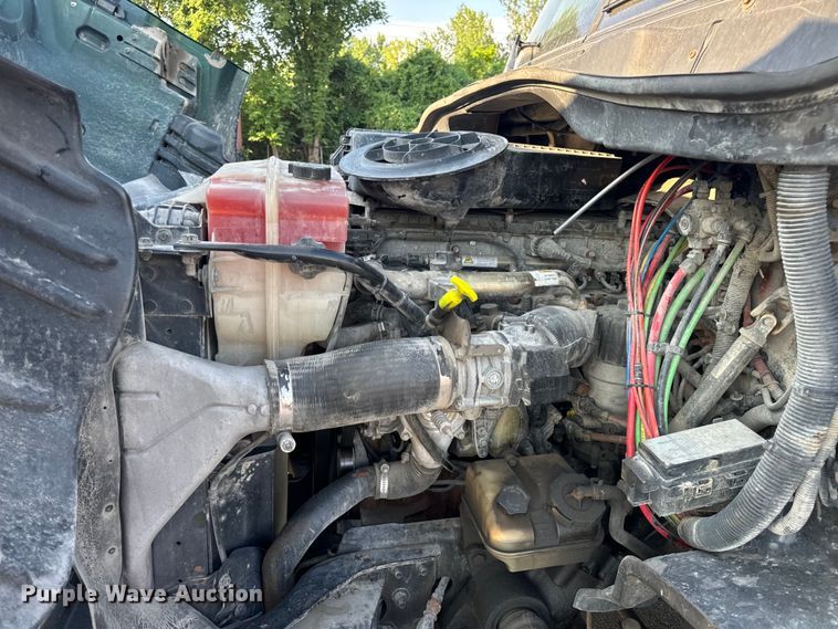 image for item OF9898 2012 Freightliner  Cascadia semi truck