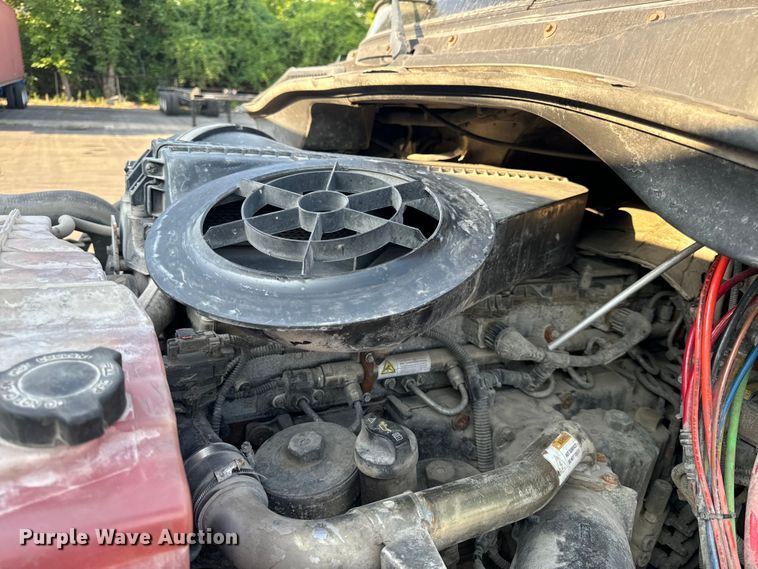 image for item OF9898 2012 Freightliner  Cascadia semi truck