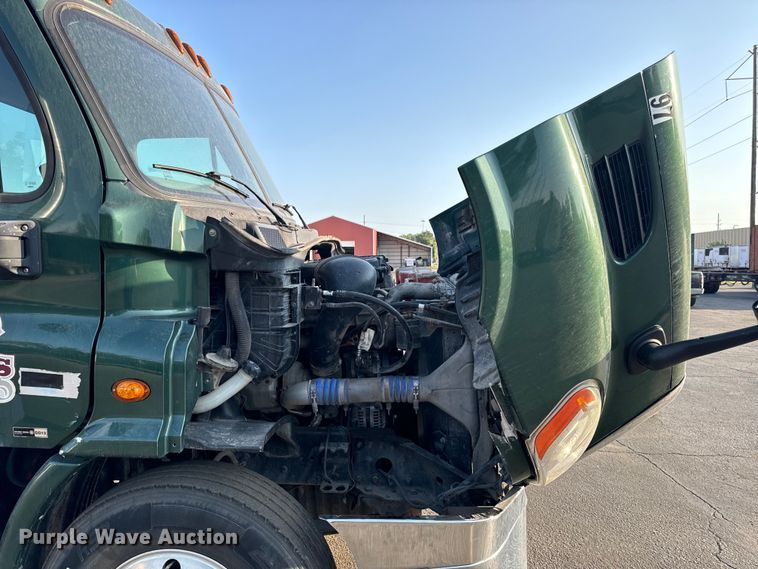 image for item OF9898 2012 Freightliner  Cascadia semi truck