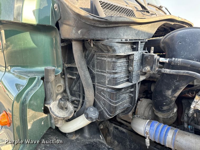 image for item OF9898 2012 Freightliner  Cascadia semi truck