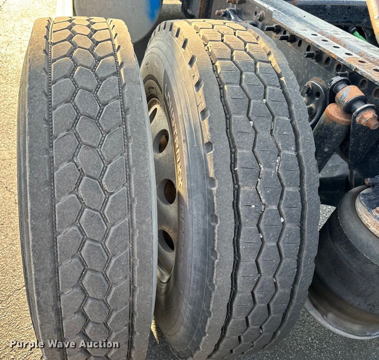 image for item OF9898 2012 Freightliner  Cascadia semi truck