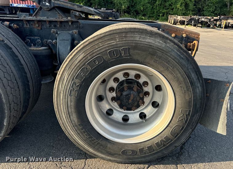 image for item OF9898 2012 Freightliner  Cascadia semi truck