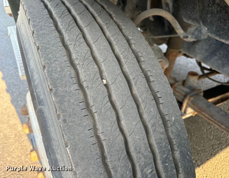 image for item OF9898 2012 Freightliner  Cascadia semi truck