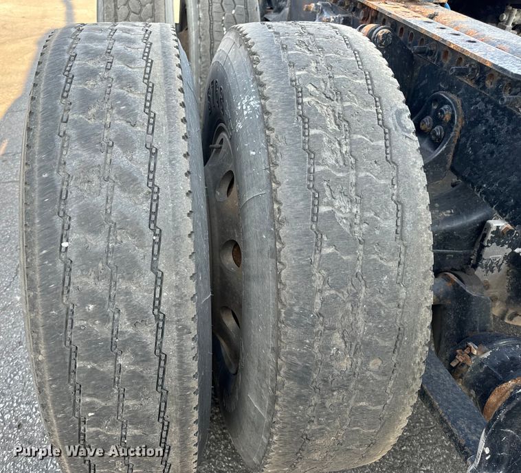 image for item OF9898 2012 Freightliner  Cascadia semi truck