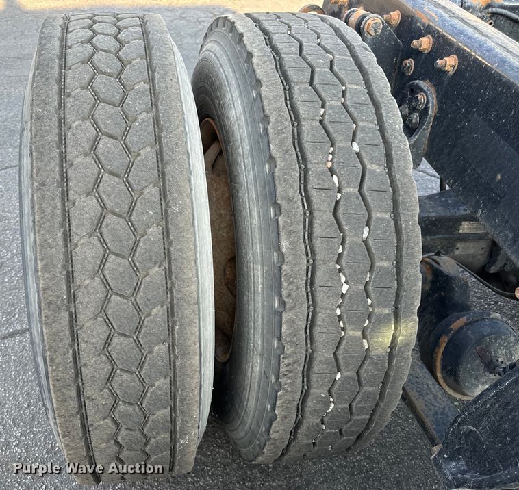 image for item OF9898 2012 Freightliner  Cascadia semi truck