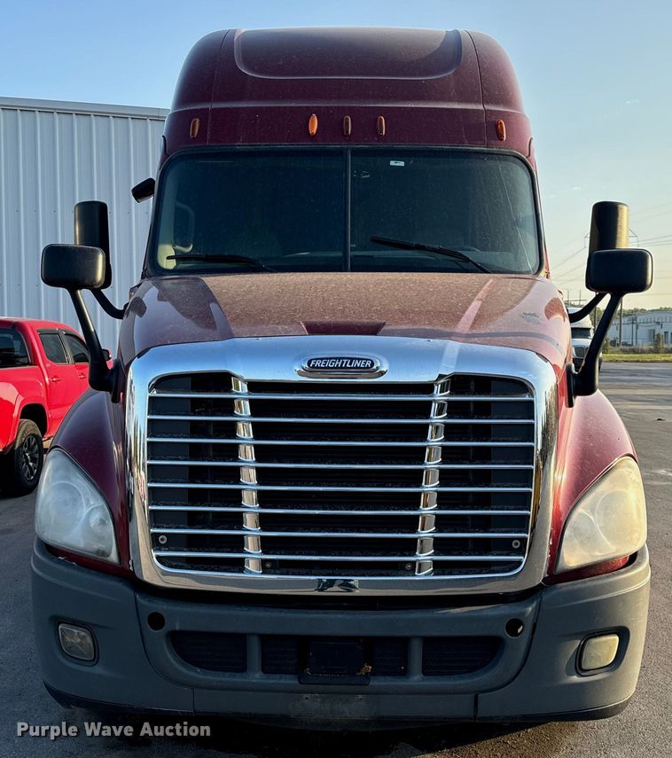 image for item OF9899 2015 Freightliner  Cascadia Evolution semi truck