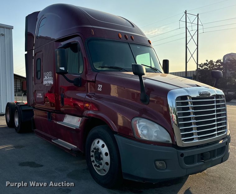 image for item OF9899 2015 Freightliner  Cascadia Evolution semi truck