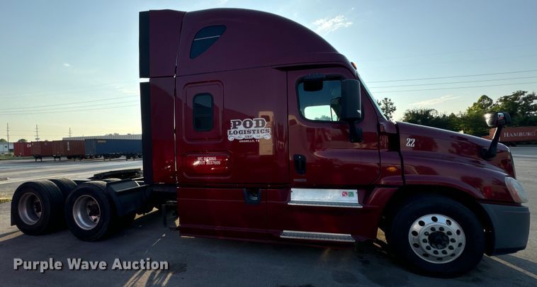 image for item OF9899 2015 Freightliner  Cascadia Evolution semi truck