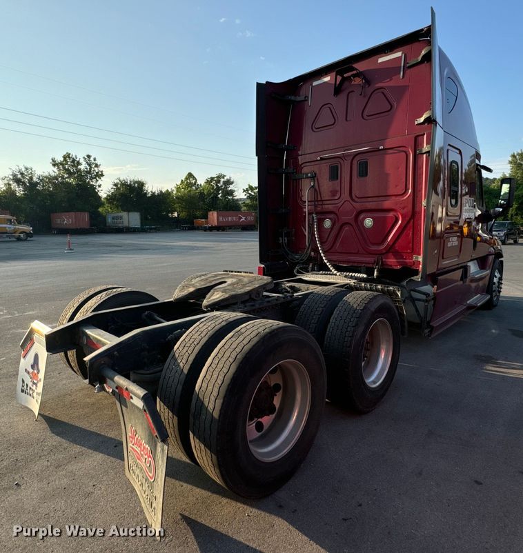 image for item OF9899 2015 Freightliner  Cascadia Evolution semi truck