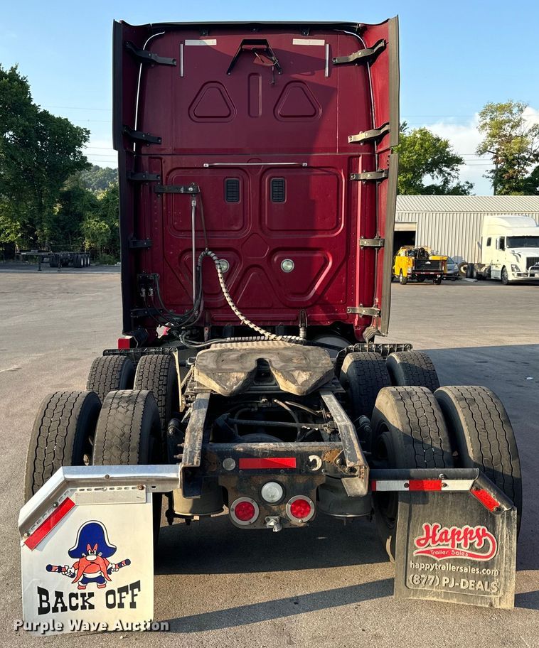 image for item OF9899 2015 Freightliner  Cascadia Evolution semi truck