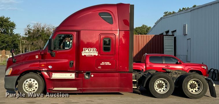 image for item OF9899 2015 Freightliner  Cascadia Evolution semi truck