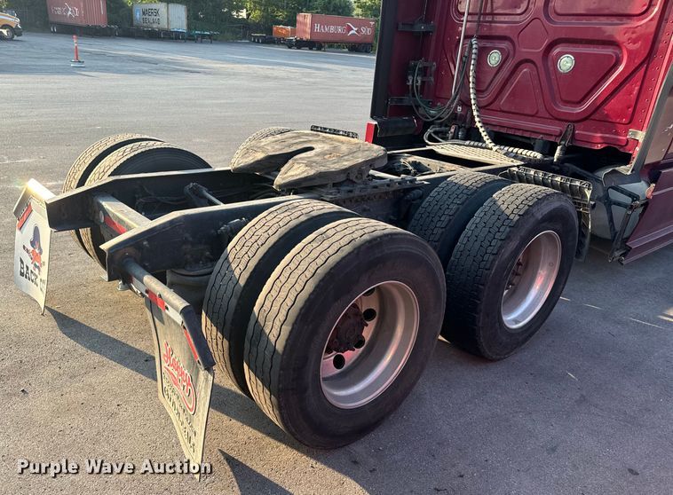 image for item OF9899 2015 Freightliner  Cascadia Evolution semi truck