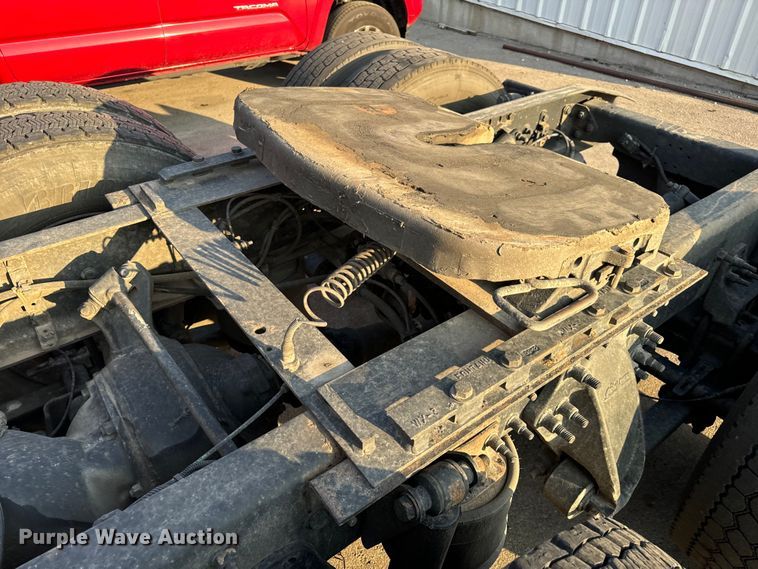 image for item OF9899 2015 Freightliner  Cascadia Evolution semi truck