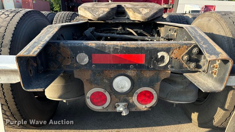 image for item OF9899 2015 Freightliner  Cascadia Evolution semi truck