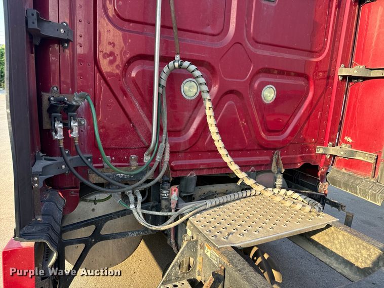 image for item OF9899 2015 Freightliner  Cascadia Evolution semi truck