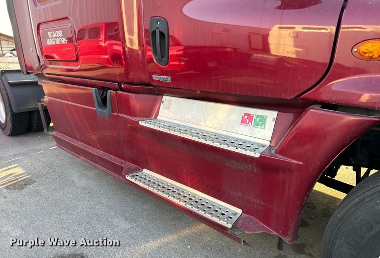 image for item OF9899 2015 Freightliner  Cascadia Evolution semi truck