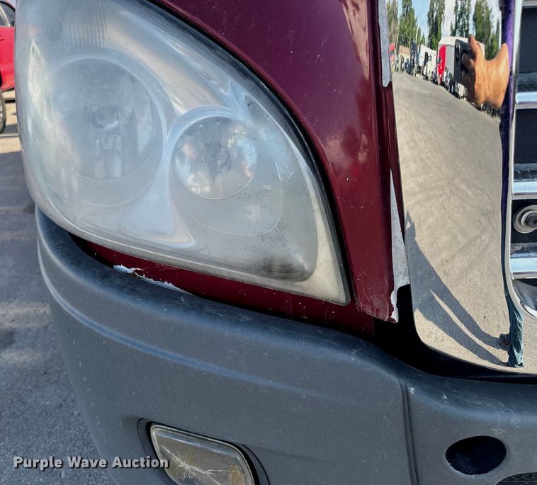 image for item OF9899 2015 Freightliner  Cascadia Evolution semi truck