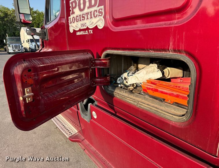 image for item OF9899 2015 Freightliner  Cascadia Evolution semi truck