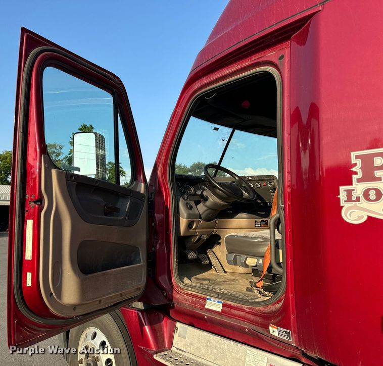 image for item OF9899 2015 Freightliner  Cascadia Evolution semi truck