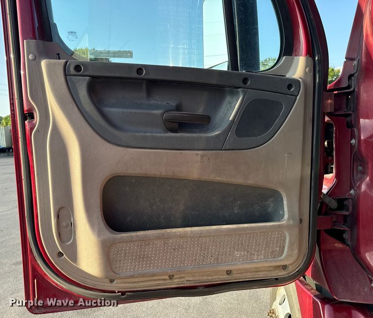 image for item OF9899 2015 Freightliner  Cascadia Evolution semi truck