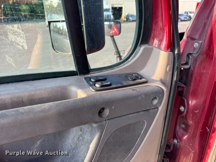 image for item OF9899 2015 Freightliner  Cascadia Evolution semi truck